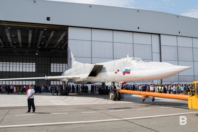 Cận ảnh oanh tạc cơ Tu-22M3M đầu tiên của Nga vừa xuất xưởng - Ảnh 1.