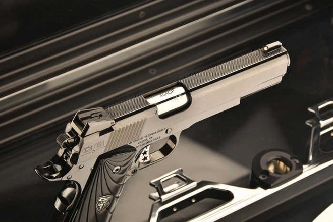 Chiêm ngưỡng cặp súng ngắn M1911 đối xứng gương siêu đẹp, siêu đắt - Ảnh 13.