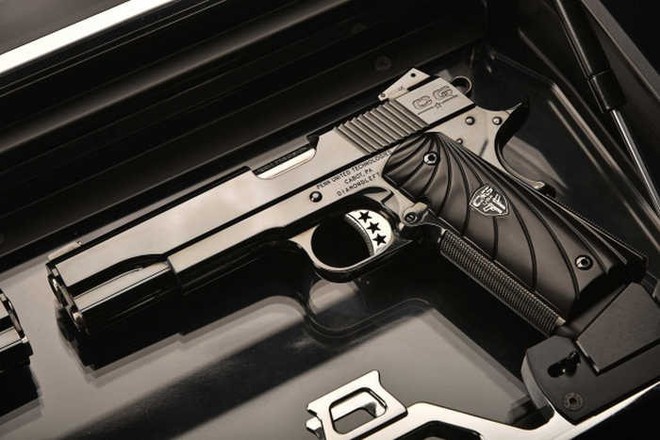 Chiêm ngưỡng cặp súng ngắn M1911 đối xứng gương siêu đẹp, siêu đắt - Ảnh 15.