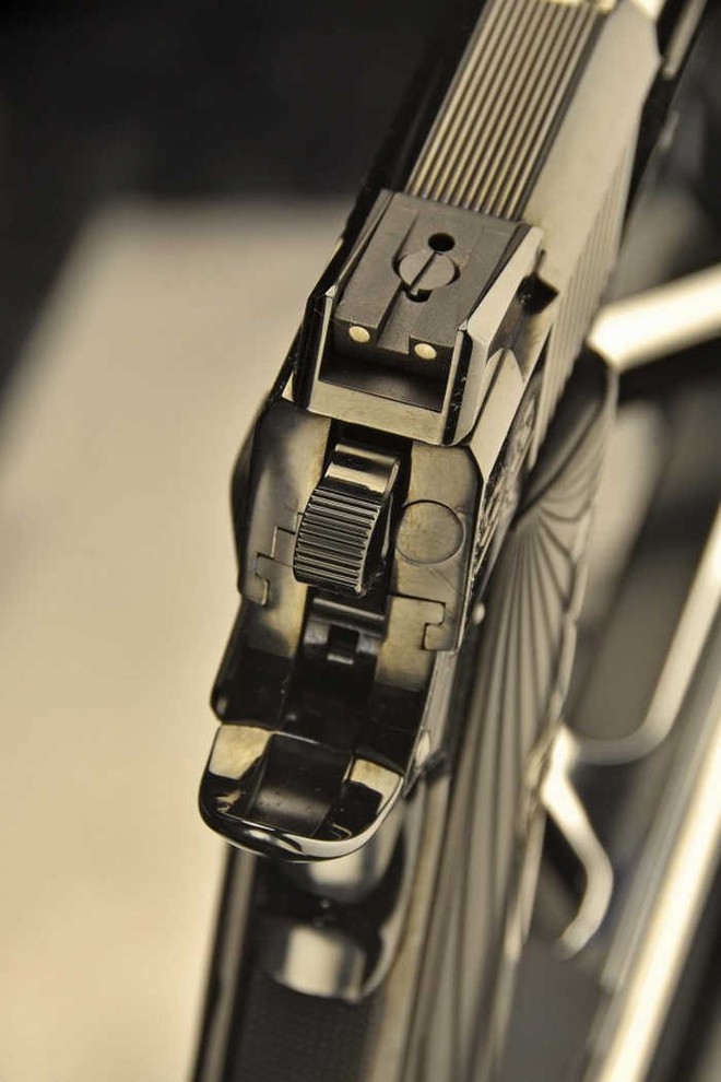 Chiêm ngưỡng cặp súng ngắn M1911 đối xứng gương siêu đẹp, siêu đắt - Ảnh 4.