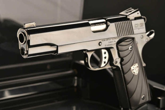 Chiêm ngưỡng cặp súng ngắn M1911 đối xứng gương siêu đẹp, siêu đắt - Ảnh 9.