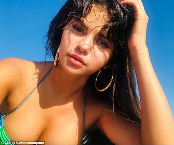 Selena Gomez bikini nóng bỏng gợi cảm hết cỡ - Ảnh 1.