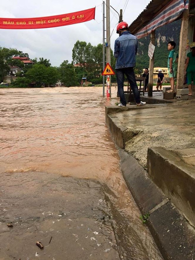 Cầu Na Sẩm ở Lạng Sơn bị lũ nhấn chìm, giao thông chia cắt - Ảnh 2.