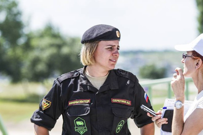 Nữ quân nhân Nga thuần phục mãnh thú bọc thép tại Army Games 2018 - Ảnh 4.