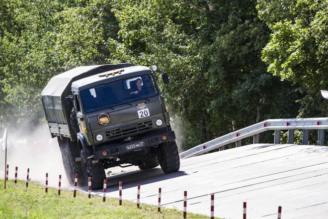 Nữ quân nhân Nga thuần phục mãnh thú bọc thép tại Army Games 2018 - Ảnh 2.