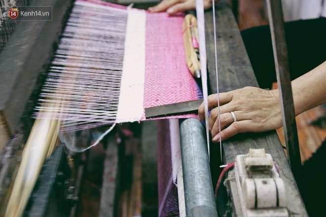 Người phụ nữ Hà Nội đầu tiên dệt lụa từ tơ sen: 4.800 cuống sen cho một chiếc khăn quàng cổ dài 1,7 mét - Ảnh 15.