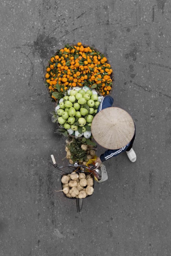 Sau Cầu Vàng, những bức chụp người bán hàng rong Hà Nội hút hồn các nhiếp ảnh gia thế giới - Ảnh 6.