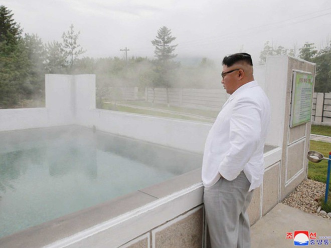 Triều Tiên lần đầu công bố hình ảnh gây sốt: Nhà lãnh đạo Kim Jong-un dầm mưa đi thị sát - Ảnh 3.