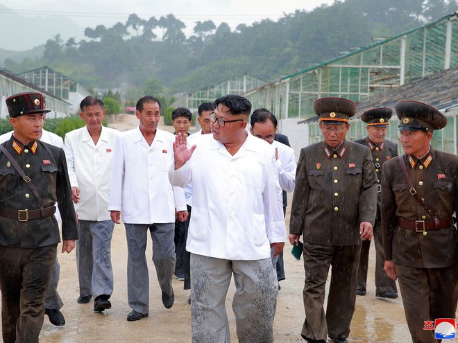 Triều Tiên lần đầu công bố hình ảnh gây sốt: Nhà lãnh đạo Kim Jong-un dầm mưa đi thị sát - Ảnh 9.