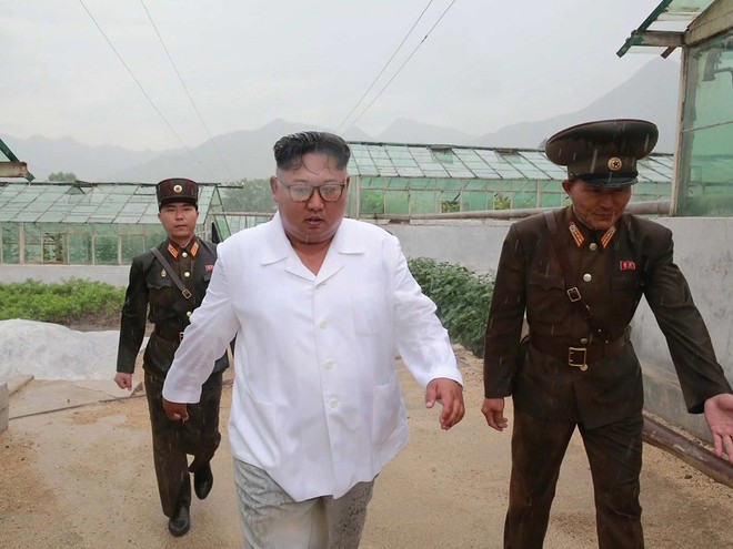 Triều Tiên lần đầu công bố hình ảnh gây sốt: Nhà lãnh đạo Kim Jong-un dầm mưa đi thị sát - Ảnh 11.