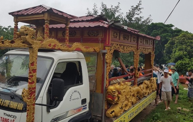 Thanh Hóa: Xót lòng cảnh dùng canô đưa tang trong cơn lũ - Ảnh 1.