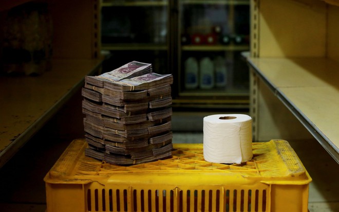 7 ngày qua ảnh: Cuộn giấy vệ sinh trị giá bằng cả đống tiền ở Venezuela - Ảnh 3.
