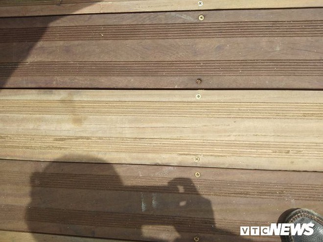 Cầu đi bộ lát gỗ lim gây tranh cãi ở Huế: Mặt ván sàn xuất hiện vết rạn nứt - Ảnh 4.