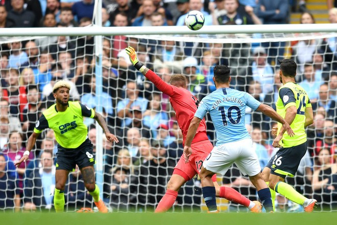 Thủ thành kiến tạo mở tỷ số, Man City thắng hủy diệt để xưng bá Premier League - Ảnh 2.