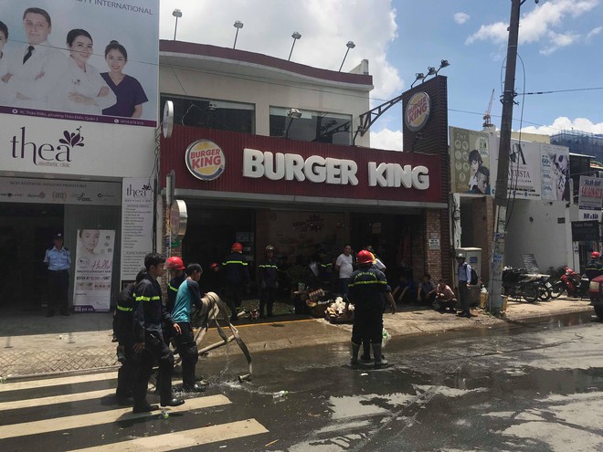 Cửa hàng Burger King bốc cháy ngùn ngụt, nhân viên tháo chạy thoát thân - Ảnh 1.