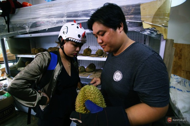 Chuyện lạ ở Sài Gòn: Đội nắng xếp hàng mua sầu riêng, ăn xong phải trả lại hạt để lấy tiền cọc - Ảnh 9.