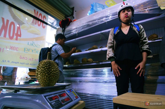Chuyện lạ ở Sài Gòn: Đội nắng xếp hàng mua sầu riêng, ăn xong phải trả lại hạt để lấy tiền cọc - Ảnh 10.