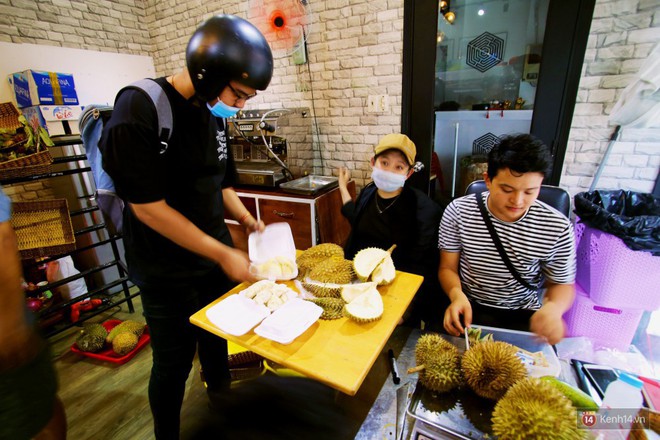 Chuyện lạ ở Sài Gòn: Đội nắng xếp hàng mua sầu riêng, ăn xong phải trả lại hạt để lấy tiền cọc - Ảnh 11.