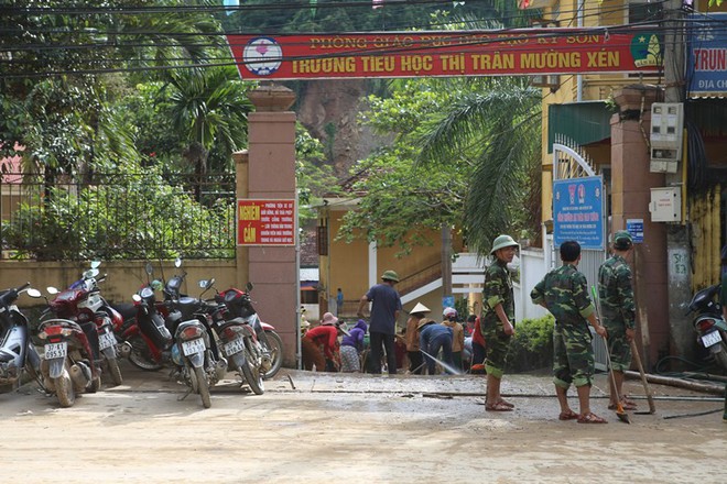 Hàng nghìn học sinh huyện biên giới Nghệ An không thể tựu trường như kế hoạch do lũ - Ảnh 1.