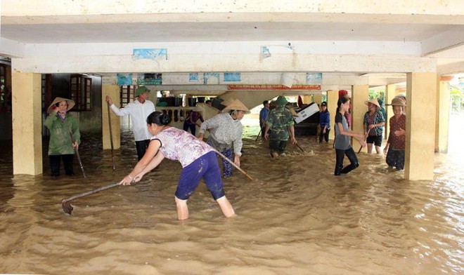 Hàng nghìn học sinh huyện biên giới Nghệ An không thể tựu trường như kế hoạch do lũ - Ảnh 3.