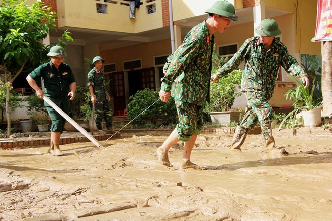 Hàng nghìn học sinh huyện biên giới Nghệ An không thể tựu trường như kế hoạch do lũ - Ảnh 4.