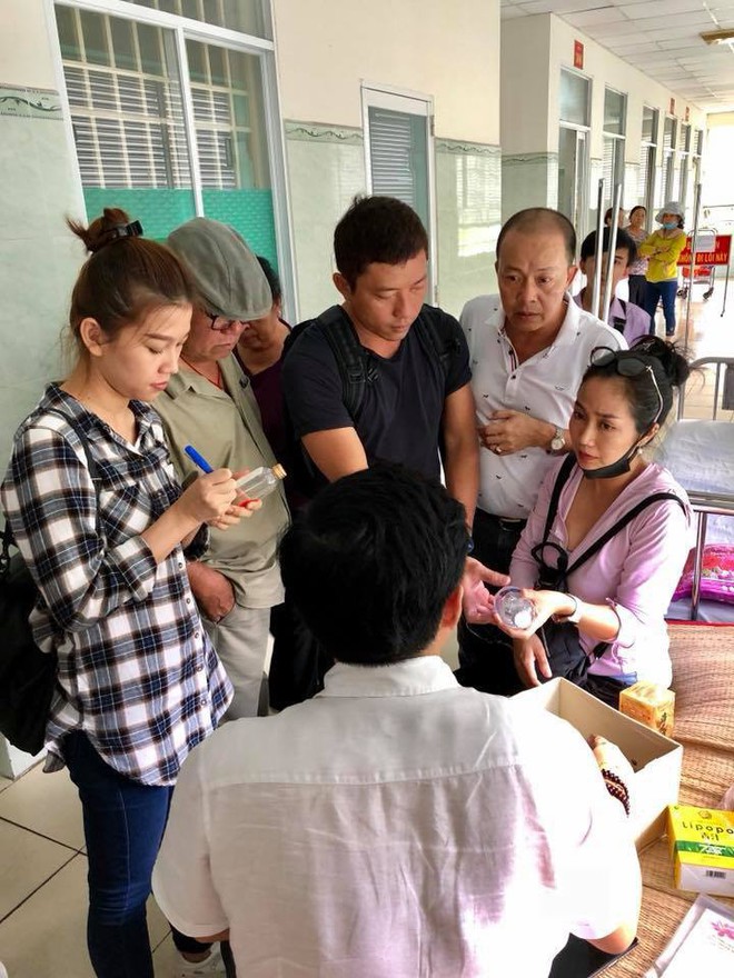 Mai Phương cười tươi lạc quan trên giường bệnh, tiếp đón từng nghệ sĩ tới thăm dù sức khoẻ còn yếu - Ảnh 5.