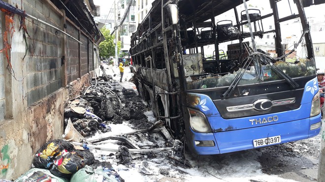 Xe khách Việt Thắng bốc cháy dữ dội giữa trưa, cả khu phố náo loạn ở Sài Gòn - Ảnh 1.