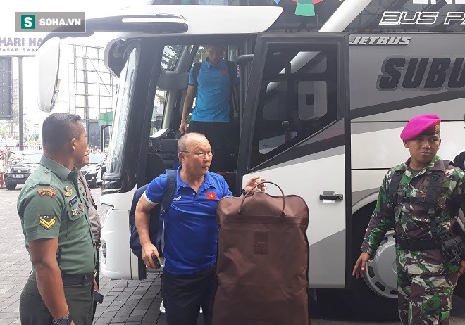 Hùng Dũng được cảnh sát Indonesia hỗ trợ khi cùng U23 Việt Nam dọn đến nhà mới - Ảnh 1.