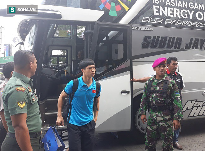 Hùng Dũng được cảnh sát Indonesia hỗ trợ khi cùng U23 Việt Nam dọn đến nhà mới - Ảnh 2.