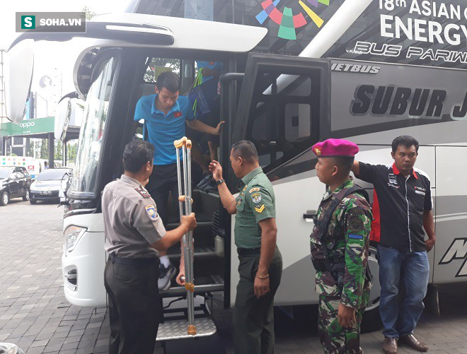 Hùng Dũng được cảnh sát Indonesia hỗ trợ khi cùng U23 Việt Nam dọn đến nhà mới - Ảnh 5.