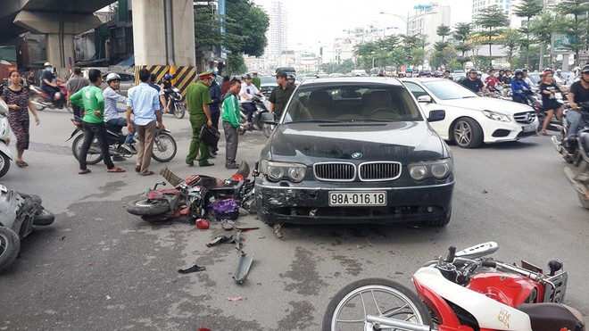 Vụ BMW đâm liên hoàn trước cổng Royal City: Nữ tài xế khai do vướng quai giày cao gót - Ảnh 1.