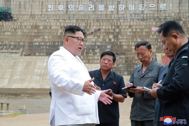 Giận dữ ở nhà máy thay vì tươi cười ở doanh trại: Thông điệp lớn của ông Kim Jong-un - Ảnh 2.