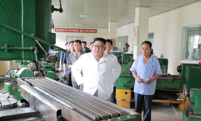 Giận dữ ở nhà máy thay vì tươi cười ở doanh trại: Thông điệp lớn của ông Kim Jong-un - Ảnh 1.