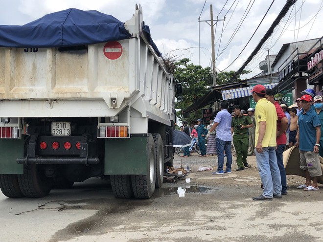 Người dân bức xúc khi tài xế xe ben xịt sơn che biển số sau tai nạn khiến bé gái lớp 4 tử vong - Ảnh 1.