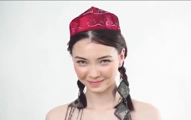 Cận cảnh vẻ đẹp và phong cách phụ nữ Kazakhstan qua các thời kỳ - Ảnh 2.