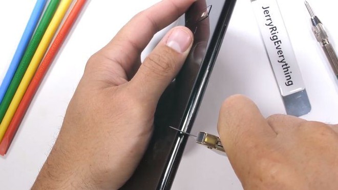 Tra tấn Galaxy Note 9 bằng dao, bật lửa và bẻ cong: Phát hiện bất ngờ về màn hình - Ảnh 2.