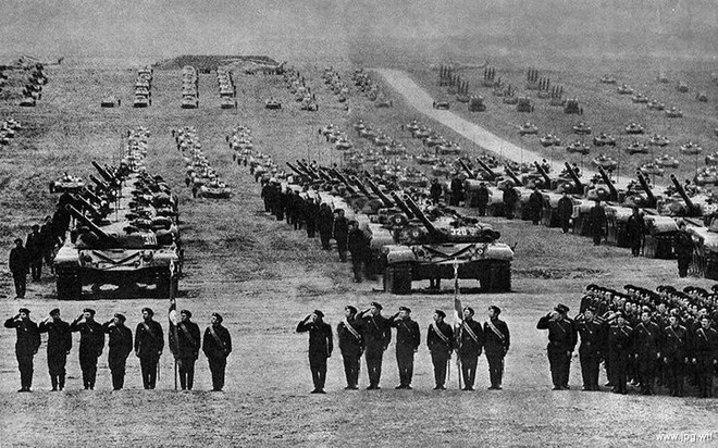 Những hình ảnh ấn tượng về cuộc tập trận lớn nhất lịch sử Liên Xô - Ảnh 6.