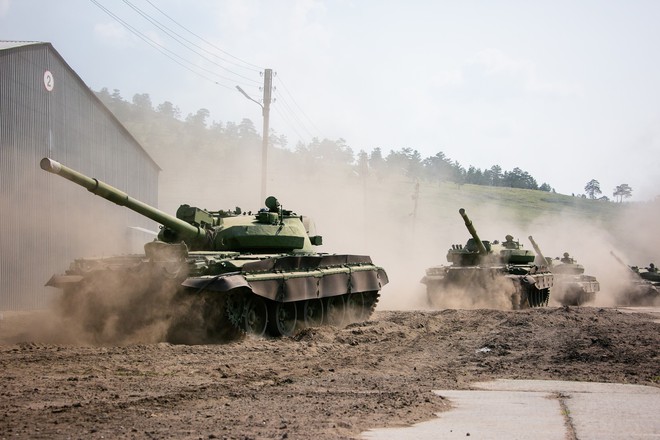 Điều đáng ngạc nhiên khi Nga huy động số lượng lớn xe tăng T-62 và T-72 tập trận - Ảnh 2.