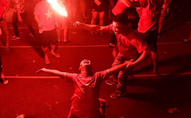 Màu đỏ ngợp trời, người dân xuống đường đi bão vì chiến tích lịch sử của ĐT U23 Việt Nam - Ảnh 6.