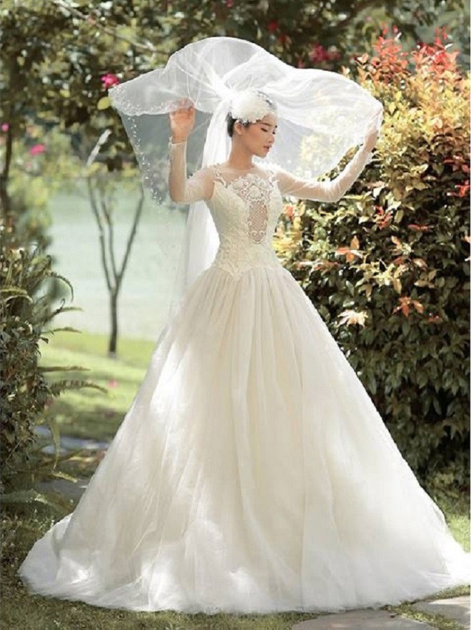 Cô dâu Nhã Phương xinh đẹp đi thử váy cưới  Báo Dân trí