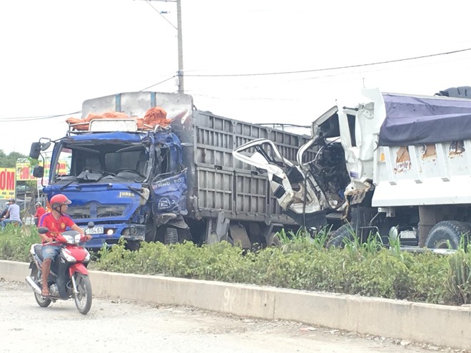 Xe ben gây tai nạn liên hoàn khiến 3 ô tô dính vào nhau, 2 người mắc kẹt trong cabin - Ảnh 2.