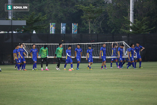 Bùi Tiến Dũng bay như chim bắt penalty chờ đấu U23 Syria - Ảnh 6.