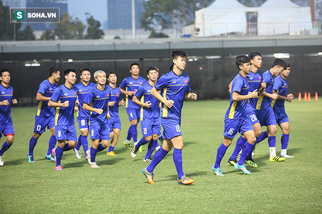 Bùi Tiến Dũng bay như chim bắt penalty chờ đấu U23 Syria - Ảnh 8.