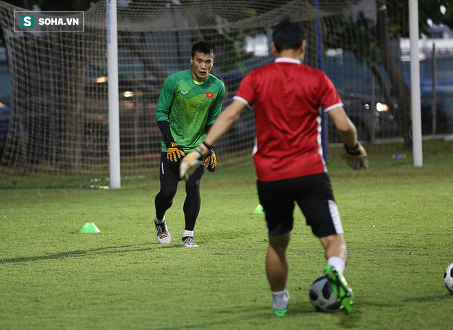 Bùi Tiến Dũng bay như chim bắt penalty chờ đấu U23 Syria - Ảnh 9.