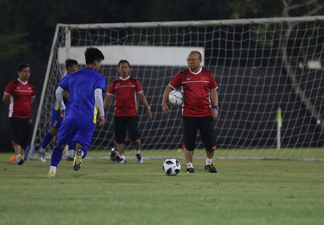 Bùi Tiến Dũng bay như chim bắt penalty chờ đấu U23 Syria - Ảnh 1.