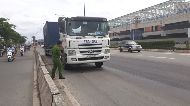 Chạy tốc độ cao vào đường cấm ở Xa lộ Hà Nội, thanh niên bị container cán tử vong  - Ảnh 1.