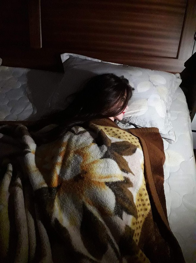 Lật mở tấm chăn, nhiều người hoảng hốt khi thấy vật thể lạ trên giường một cô gái - Ảnh 4.