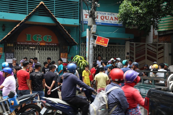 Cả trăm người lao vào tranh cướp, suýt ẩu đả vì giật tiền cúng cô hồn ở Sài Gòn - Ảnh 1.