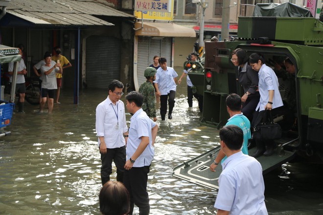 Ngồi xe bọc thép, tươi cười với người dân vùng lũ, bà Thái Anh Văn bị la ó: Xuống xe ngay! - Ảnh 7.