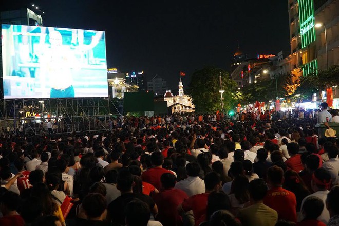 [TRỰC TIẾP] Cổ động viên liên tục vỗ tay gọi tên Công Phượng, Quang Hải, Tiến Dũng - Ảnh 1.